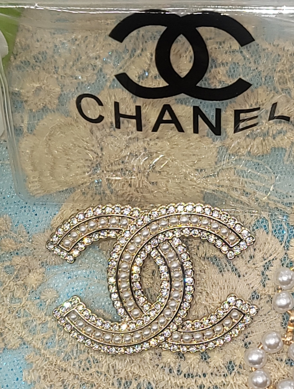 CHANEL Pearl & Crystal Interlocking CC Brooch in Gold - Picture 4 of 8
